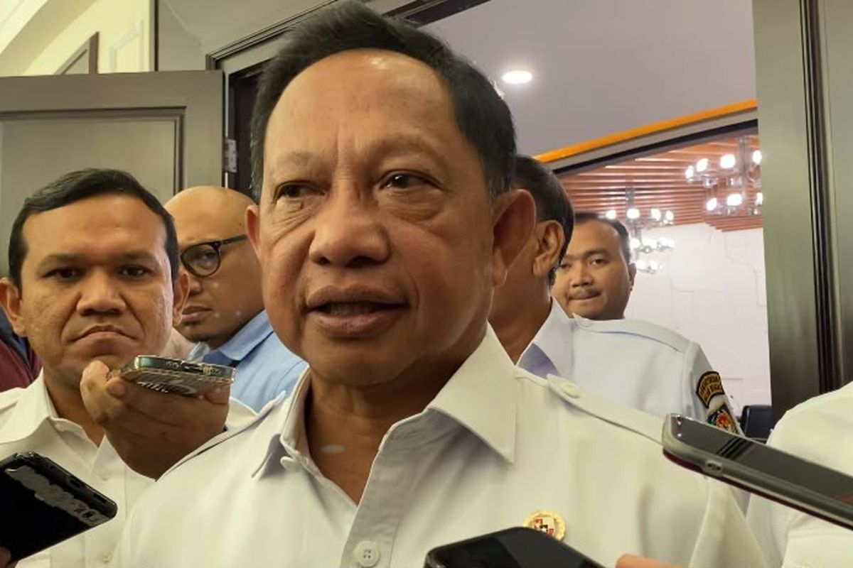 Meninjau Dampak Banjir Kota Padang: Mendagri Tito Karnavian Pastikan Fasilitas Umum Tetap Aman