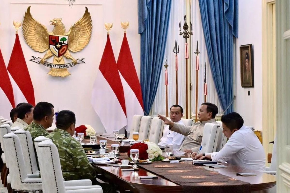 Presiden Prabowo Evaluasi Progres Program Infrastruktur dan Kesejahteraan TNI di Istana Merdeka