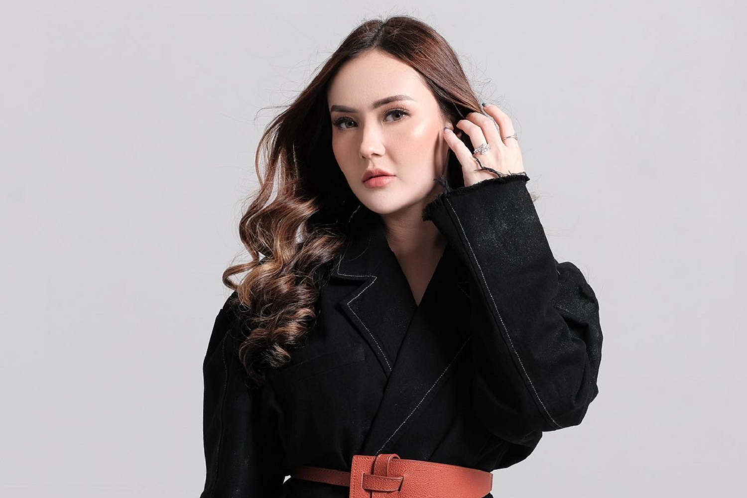 Sarah Gibson Beri Respons Tegas Atas Tuduhan "Psikopat" dari Diduga Selingkuhan Suami