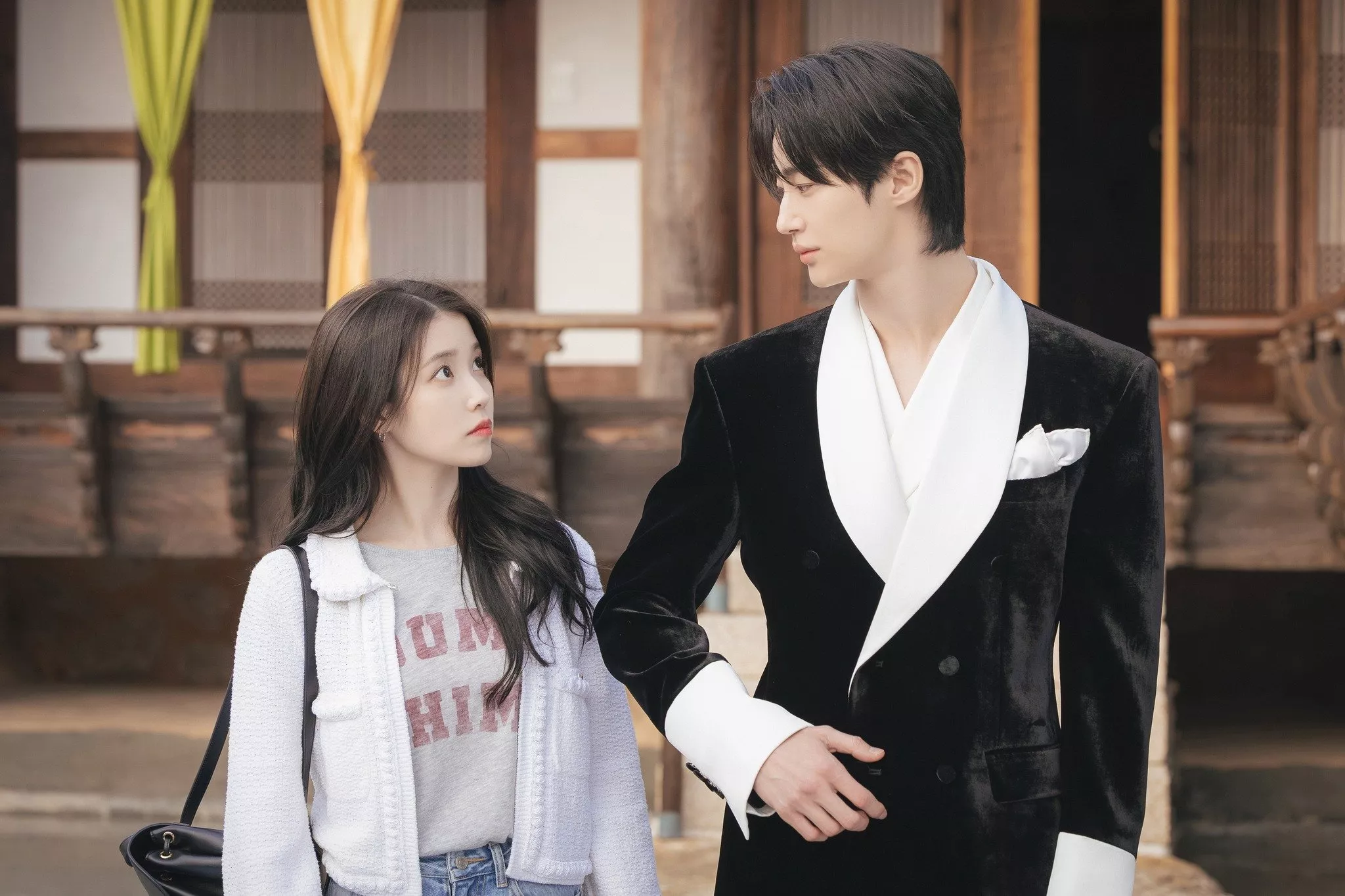Isu Kedekatan Byeon Woo Seok dan IU Menguat, Kue Spesial Jadi Sorotan