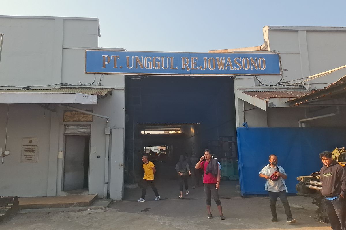 Kebakaran Hebat Guncang Pabrik Tekstil Purworejo, Tiga Karyawan Dilarikan ke RS