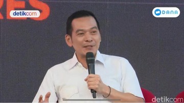 Daniel Johan Dianugerahi Penghargaan Bergengsi sebagai Pembela Nelayan dan Petani