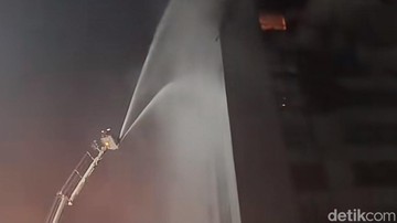 Bronto Skylift Dikerahkan Atasi Api di Gedung Bapenda DKI Jakarta