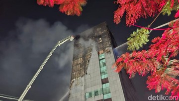 Damkar Terus Sisir Lantai 12 Gedung Bapenda DKI Jakarta Pasca-Kebakaran untuk Pencegahan Api Susulan