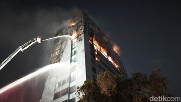 Api Melalap 6 Lantai Gedung Bapenda DKI Jakarta, Upaya Pemadaman Berlangsung Intensif