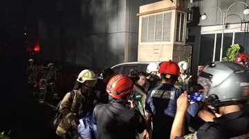 Drama Penyelamatan Dramatis: Pekerja Terjebak di Lantai 15 Gedung Bapenda DKI Akibat Kebakaran Hebat