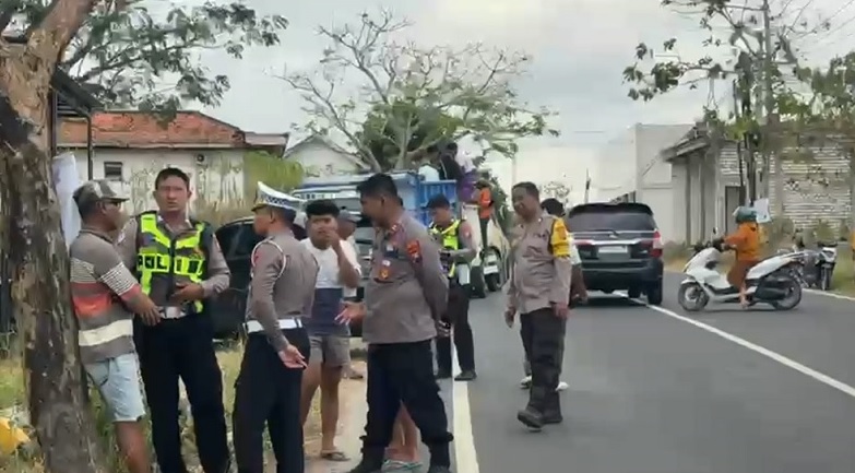 Ibu Tewas Terlindas Akibat Menyalip Truk di Sampang