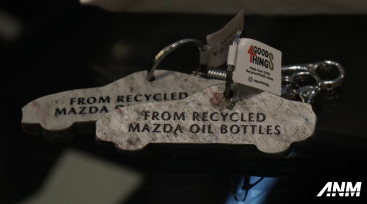 Limbah Botol Oli Mazda Berubah Jadi Hadiah Inovatif di GIIAS 2026