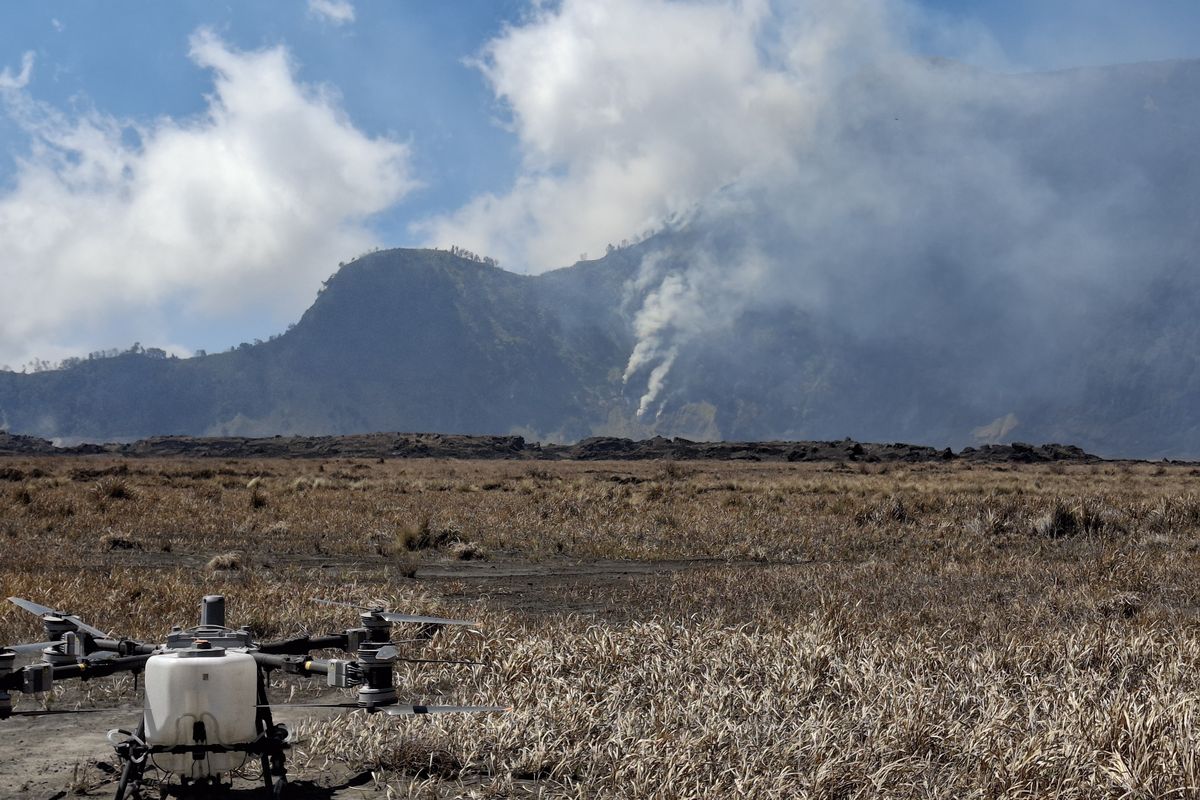 Api Melambung Lagi di Bromo: Dua Titik Panas Baru Muncul di Tengah Upaya Pemadaman