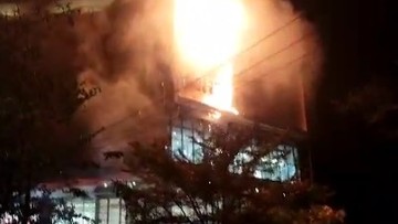 Mal Nipah Makassar Dilalap Api, Petugas Kepolisian Bergerak Cepat ke Lokasi Kejadian
