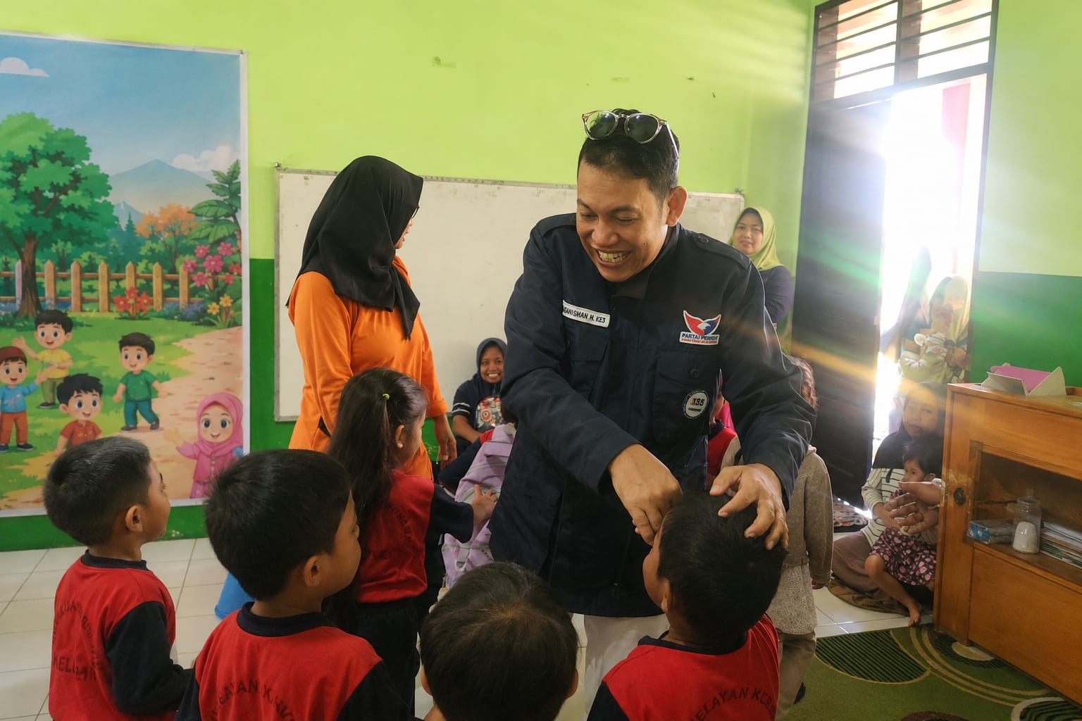 Gerakan "Ayo Sekolah" Bergulir di Lombok Barat, Upaya Dr. Syam Hadirkan Pendidikan Merata