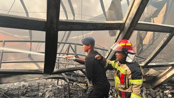 Respons Cepat Brimob Polda Metro Jaya Padamkan Api di Gudang Kosambi