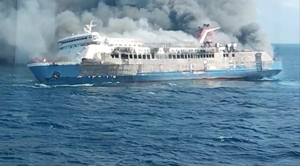 Tragedi Laut: Kapal Penumpang Terbakar, Puluhan Jiwa Hilang dalam Kobaran Api