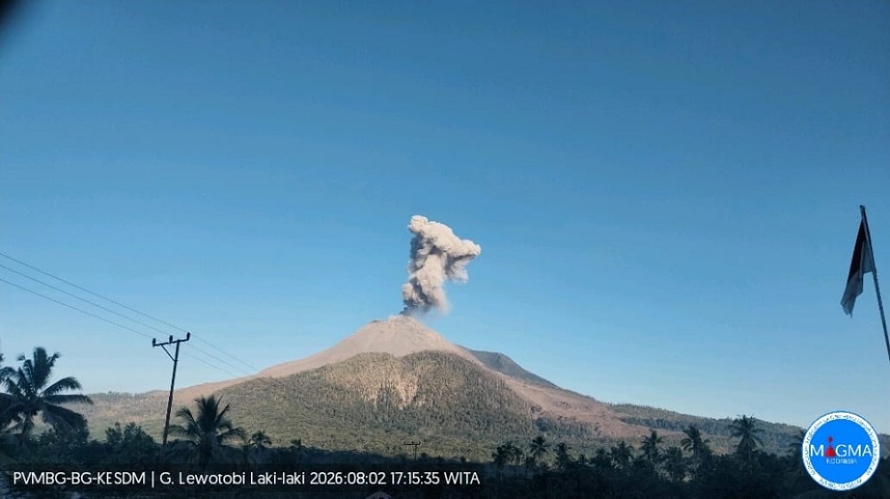Gunung Api Lewotobi Lontarkan Abu Vulkanik Setinggi 1 Kilometer: Aktivitas Meningkat di Flores Timur