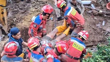 Insiden Proyek Jaktim: Dua Pekerja Terluka Akibat Tertimpa Beton Turap
