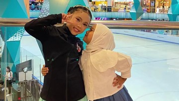 Momen Haru Fitri Tropica Saksikan Lomba Ice Skating Sang Putri di Negeri Jiran