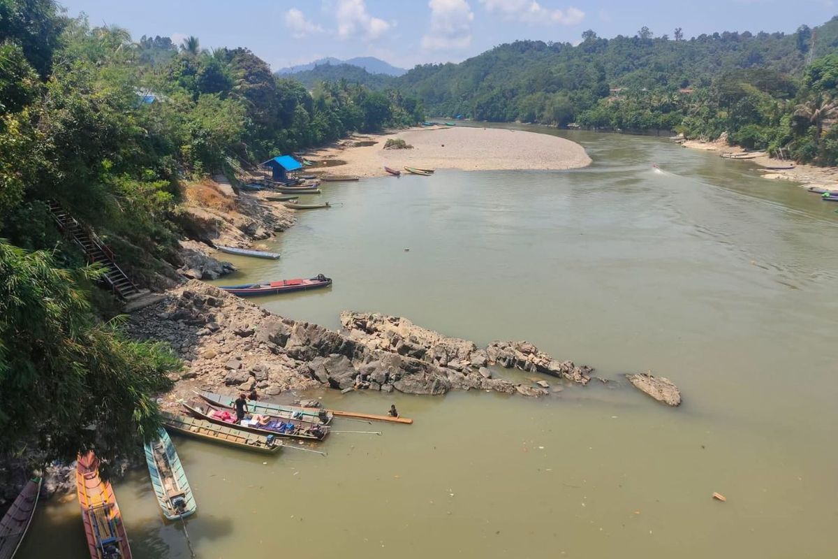 Krisis BBM Subsidi di Long Apari: Sungai Mahakam Surut, Warga Antre Sejak Dini Hari