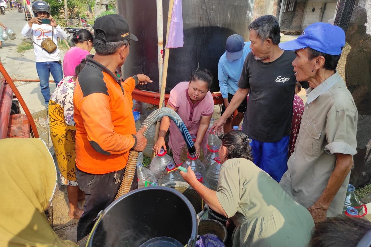 Kekeringan Melanda, Warga Demak Rela Berdesakan Demi Setetes Air Bersih