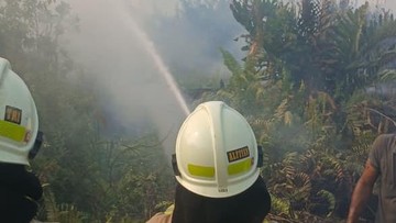 Bara Rokok Diduga Jadi Biang Kerok Kebakaran Alang-alang Dekat Stasiun Kampung Bandan