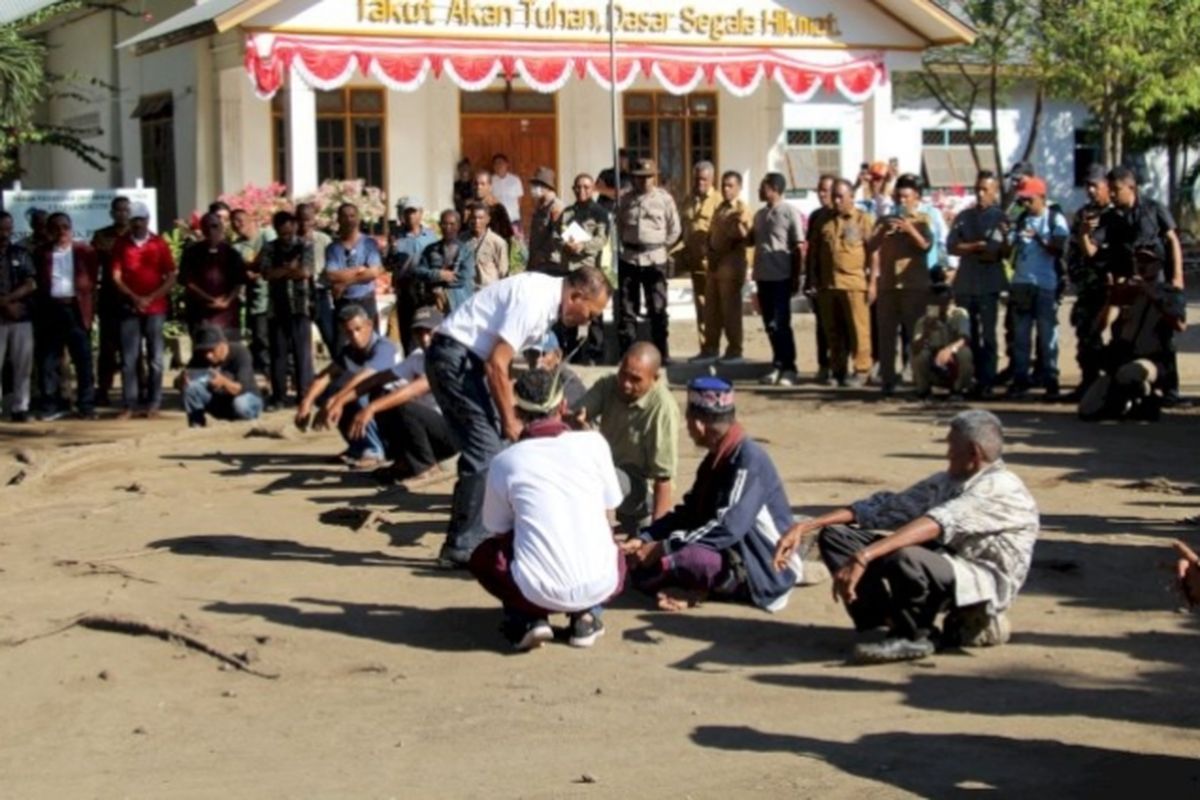 Damai Terjalin di Adonara: Konflik Lahan Berdarah Akhirnya Berakhir dengan Ritual Adat