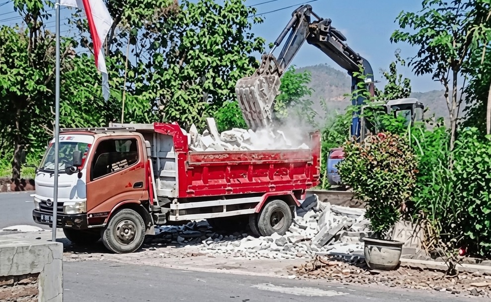 Viral! Istri Ngamuk hingga Hancurkan Rumah dan Toko dengan Alat Berat karena Suami Selingkuh