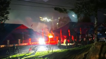 Kemarahan Massa di Puncak Papua Tengah: Tujuh Kantor Pemerintahan Ludes Terbakar