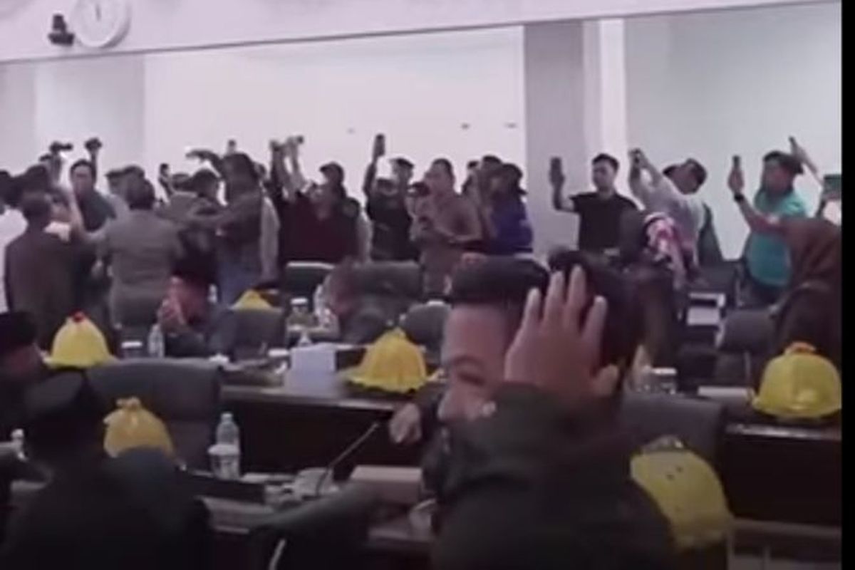 Drama Sidang Pemakzulan Bupati Gowa: Momen Panas di Ruang Paripurna DPRD