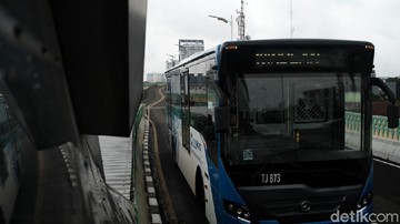 Busway TransJ Koridor 13 Alami Gangguan Teknis, Penumpang Terpaksa Berjalan Kaki
