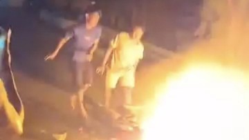 Warga Driyorejo Grebek Pencuri Uang Toko Kelontong, Pelaku Babak Belur dan Motor Dibakar