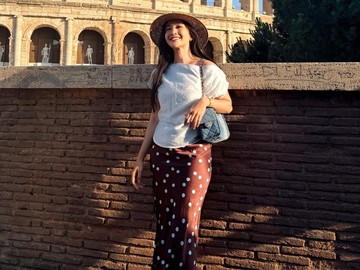 Febby Rastanty Nekat Panjat Tembok Demi Foto Ikonik di Depan Colosseum Roma