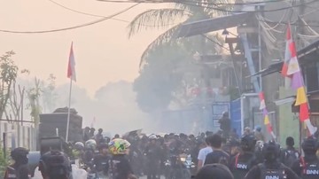 Bentrokan Sengit Warnai Penggerebekan BNN di Kampung Bahari, Warga Lempar Mercon
