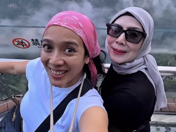 Dhea Ananda dan Ibunda Jelajahi Keajaiban Tianmen dengan Kenyamanan Fasilitas Modern
