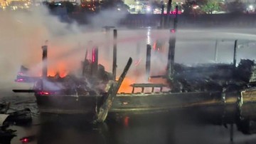 Tiga Kapal Tradisional di Muara Baru Dilalap Api, Petugas Damkar Berjuang Keras Padamkan Kebakaran