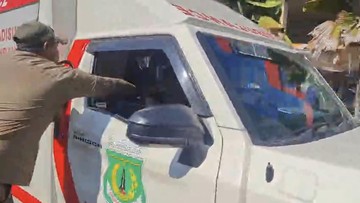 Insiden Karnaval di Pinrang: Sopir Ambulans Senggol Bocah, Berujung Kerumunan Warga