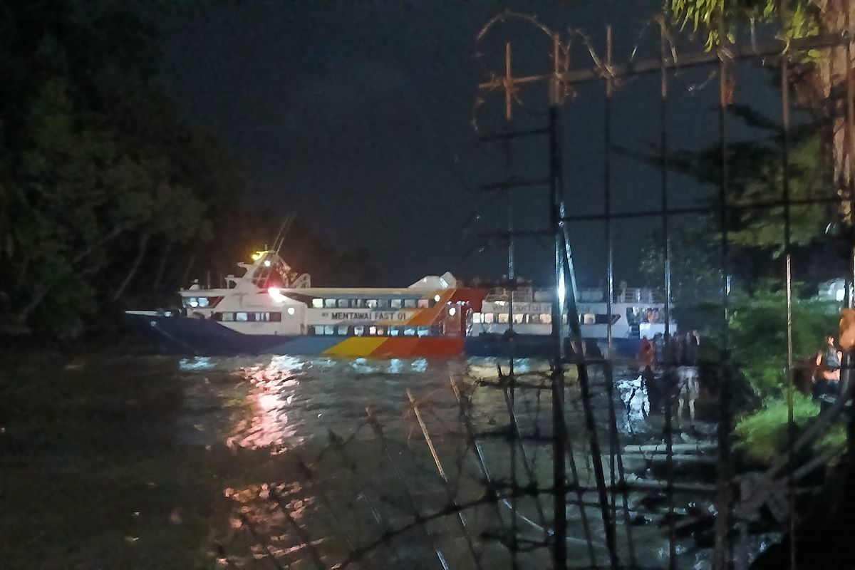 Cuaca Buruk Lumpuhkan Pelayaran, 290 Penumpang Mentawai Fast Tertahan di Muaro Padang