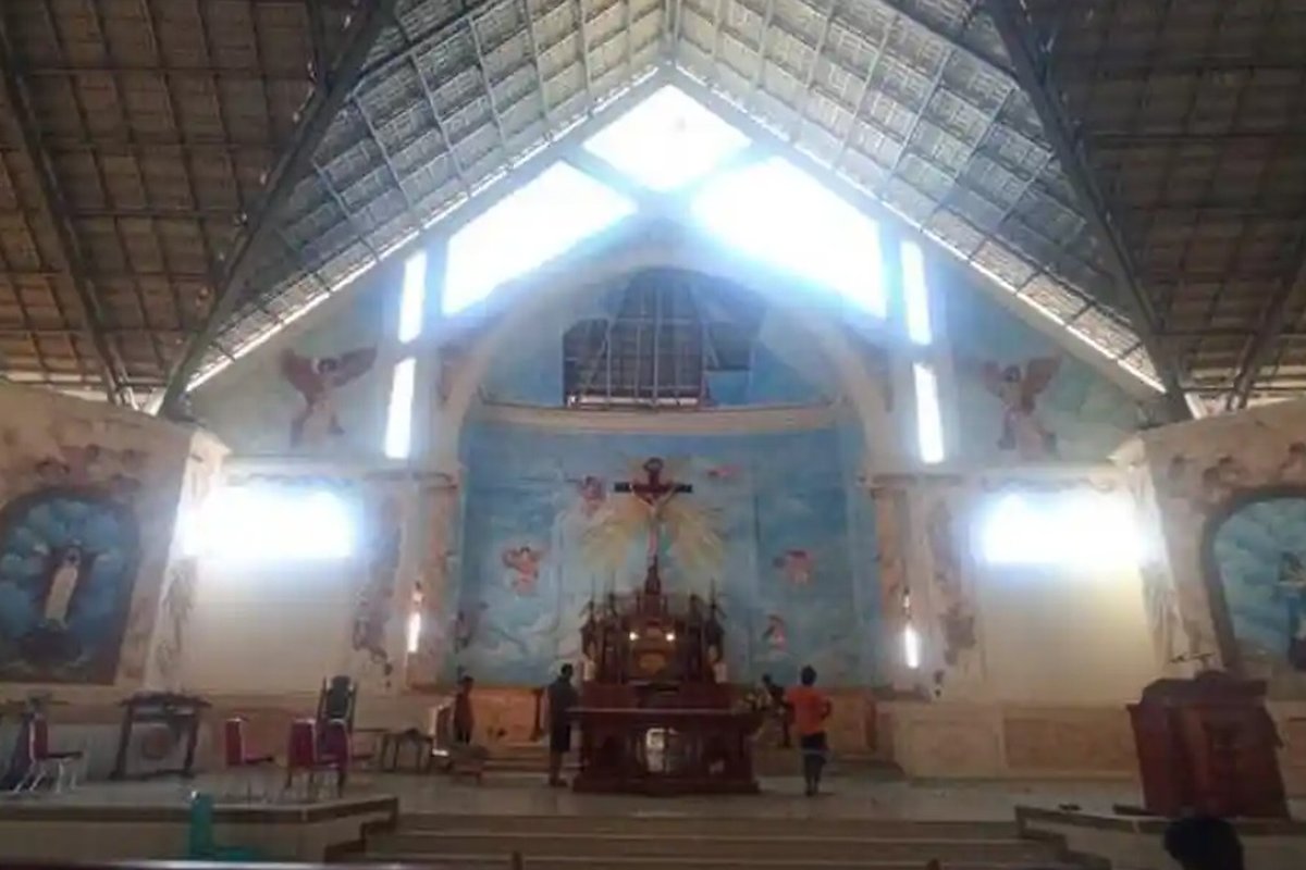Gempa M 7,7 Guncang Maumere Saat Misa, Atap Gereja Ambruk, Momen Iman Pastor Disorot