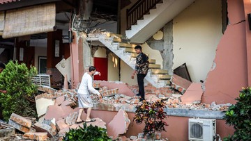 Tim SAR Bergerak Cepat: Evakuasi Warga Terjebak Pasca Gempa M 7 NTT