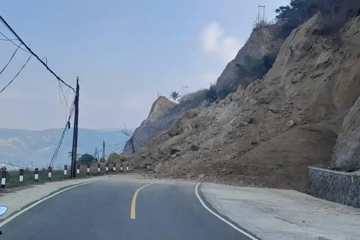Guncangan Dahsyat NTT: Longsor Tutup Jalan, 5 Bandara Alami Gangguan