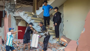 Anjing Pelacak K-9 Dikerahkan Polda NTT: Harapan Baru Penyelamatan Korban Gempa Flores