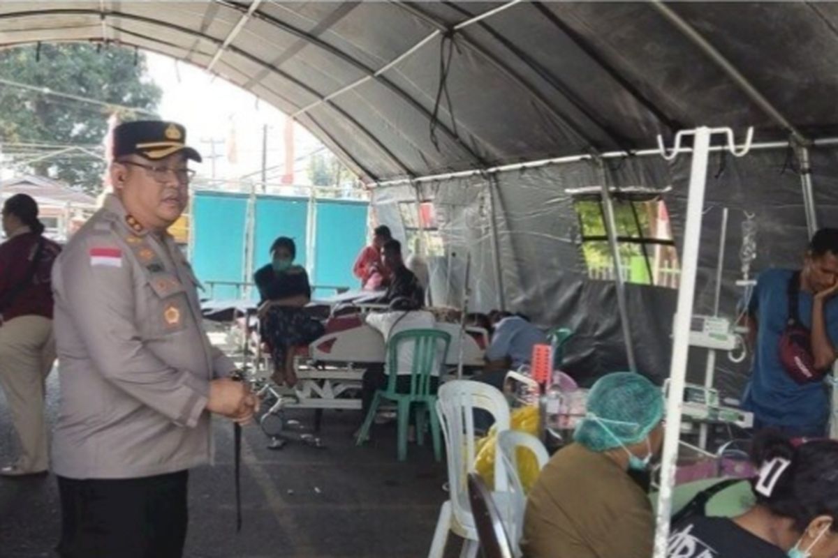 Evakuasi Pasien dan Bayi ke Tenda Darurat RSUD Ende Pasca Gempa NTT
