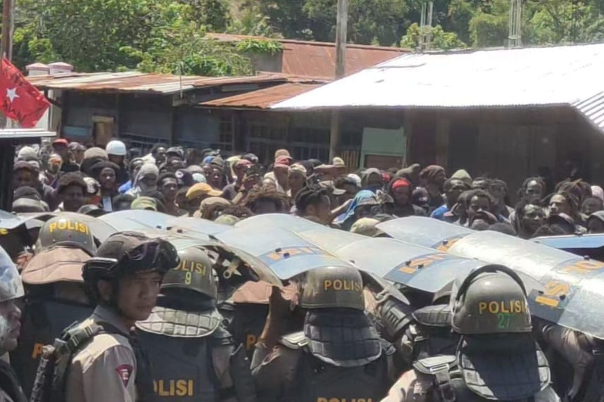 Bentrokan di Jayapura: Aksi Protes Penempatan Militer Berujung Luka, Polisi Jadi Korban