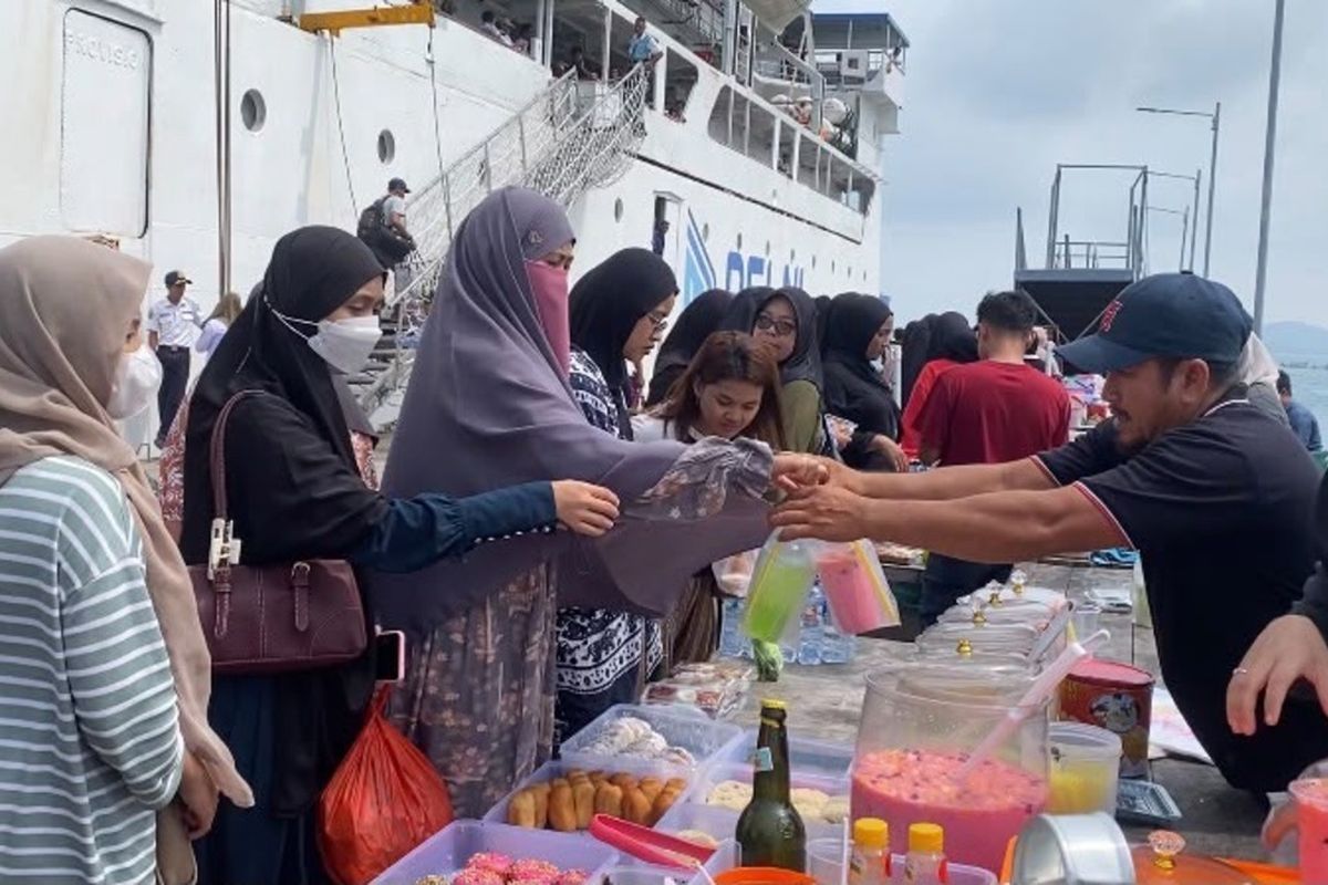 Pasar Dadakan Serasan Natuna: Denyut Ekonomi Bergantung Jadwal Kapal
