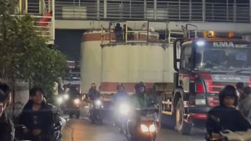 Truk Gagal Lewati JPO Kramat Jati, Lalin Jakarta Timur Terganggu Pagi Ini