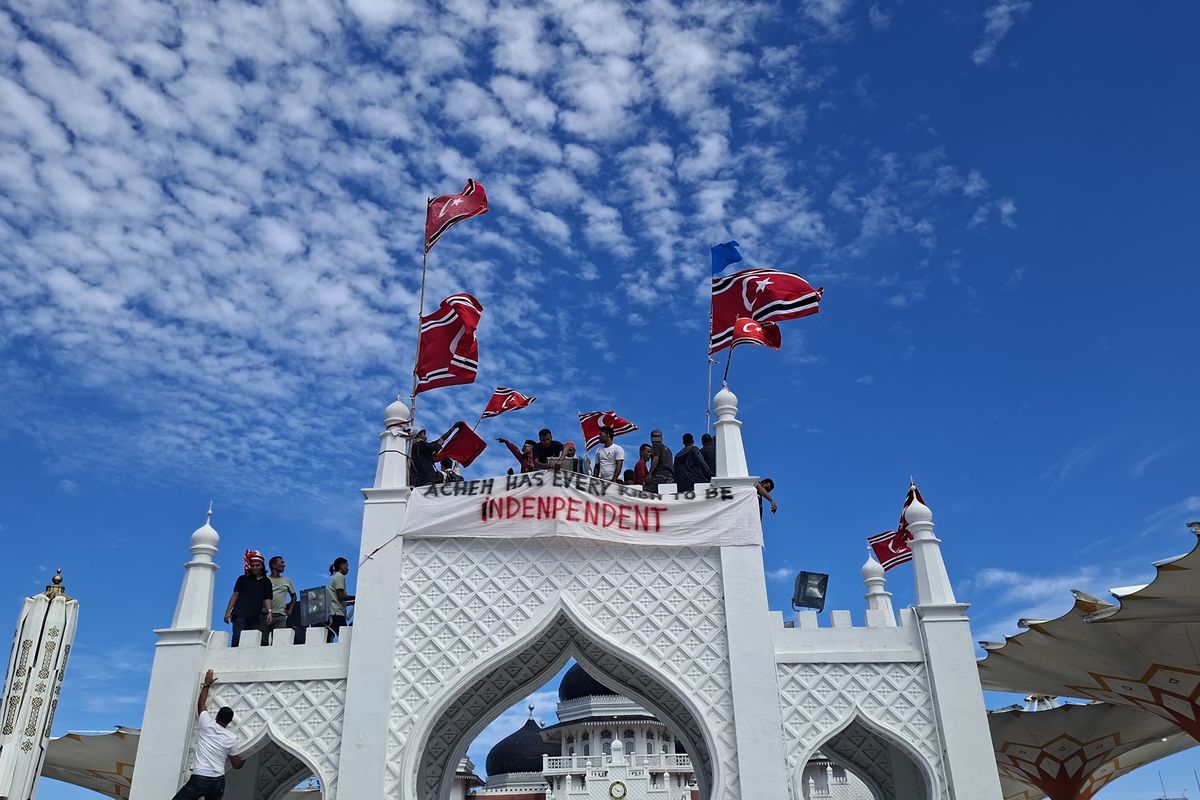 Aceh Tegang: Perayaan Damai 21 Tahun Diwarnai Insiden Bendera di Masjid Raya Baiturrahman