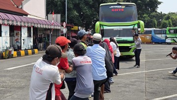 Unik! Warga Kalideres Rayakan HUT RI ke-81 dengan Lomba Tarik Bus, Semarak dan Penuh Tawa