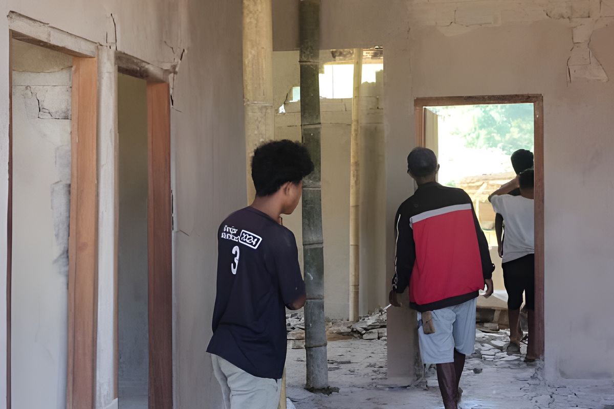 Semangat Gotong Royong Warga Wajur Pulihkan Rumah Pasca Guncangan Gempa Flores