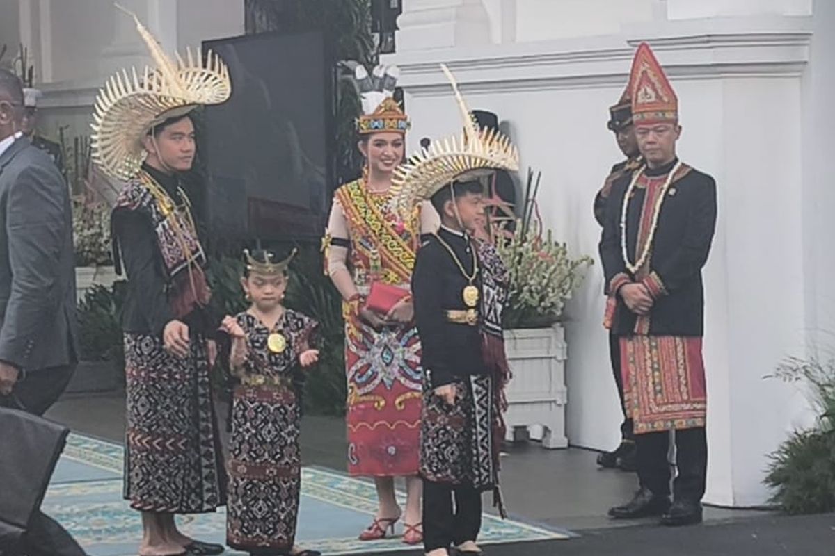 Gibran Rakabuming Hadiri HUT Ke-81 RI dengan Pakaian Adat Nusantara Bersama Keluarga