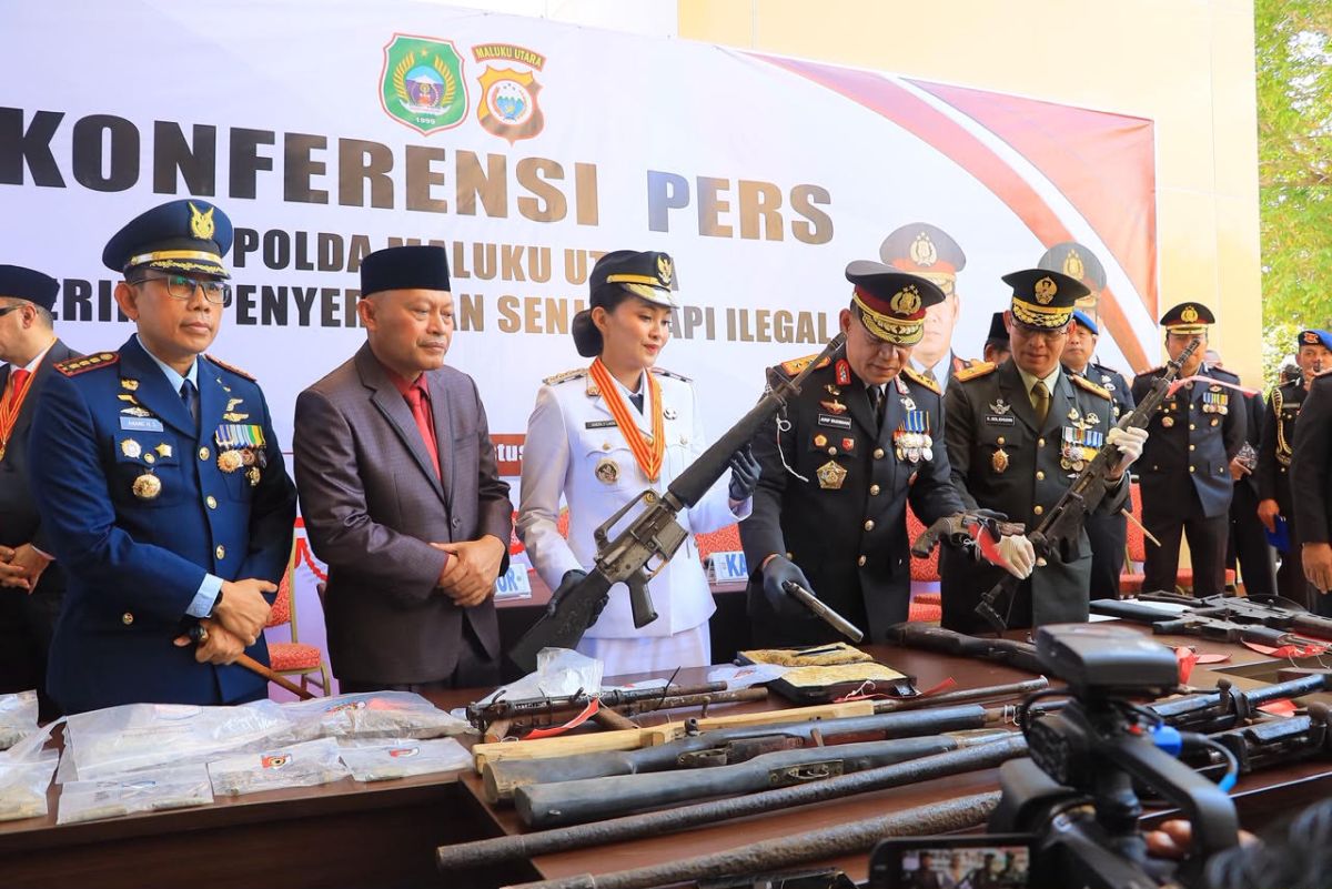 Jelang HUT RI, Polda Maluku Utara Sita Ratusan Amunisi dan Senjata Api Ilegal
