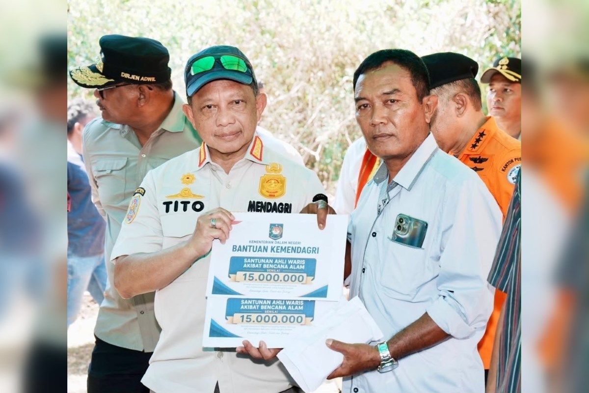 Kemendagri Turun Langsung Beri Santunan Rp15 Juta untuk Korban Gempa NTT