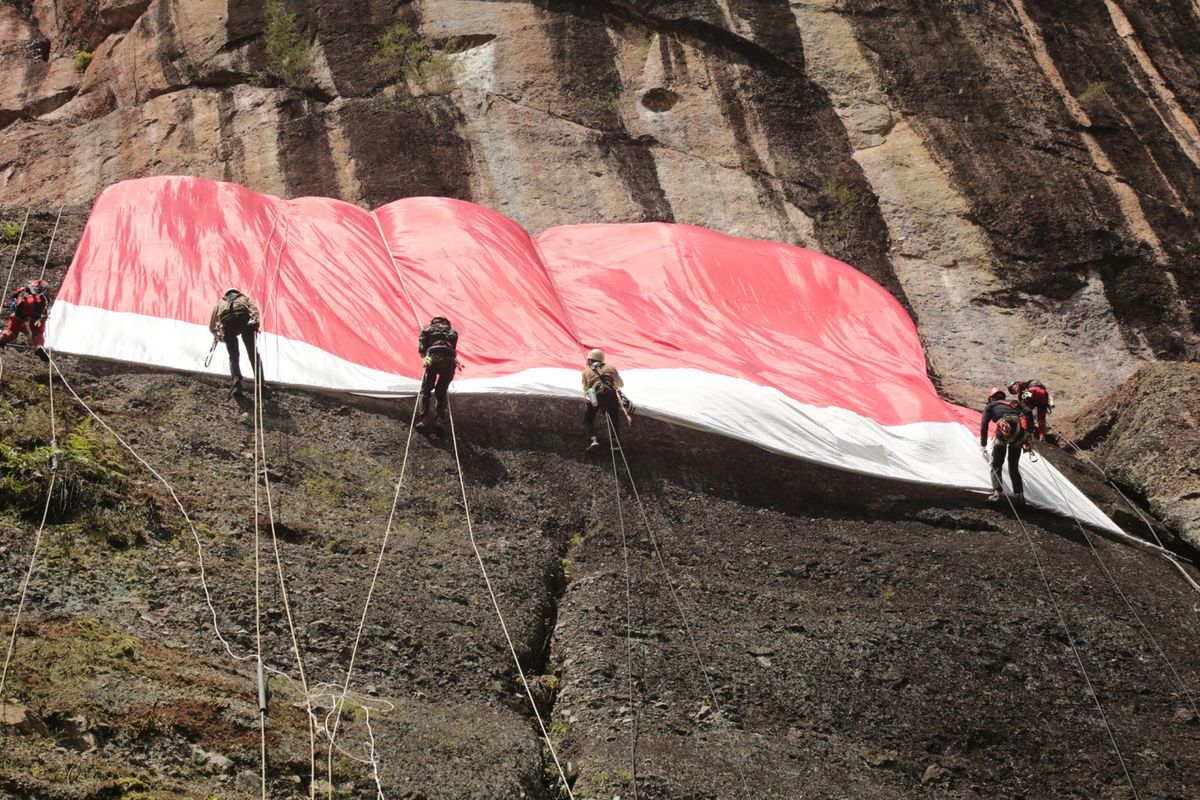 Merah Putih Berkibar Gagah di Tebing Lembah Harau, Simbol Semangat Kemerdekaan ke-81